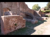 03816 ostia - regio i - insula v - botteghe (i,v,1) (opus mixtum) - raeume 10, 11, 12 an der via dei dipinti - 09-2022.jpg